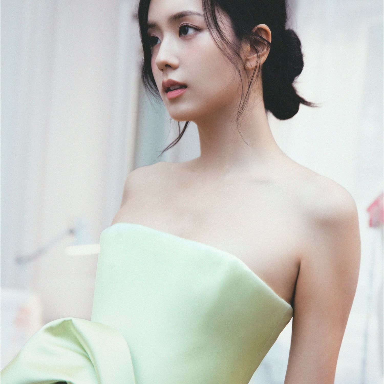 Behind-the-scenes cut of Jisoo (1995)