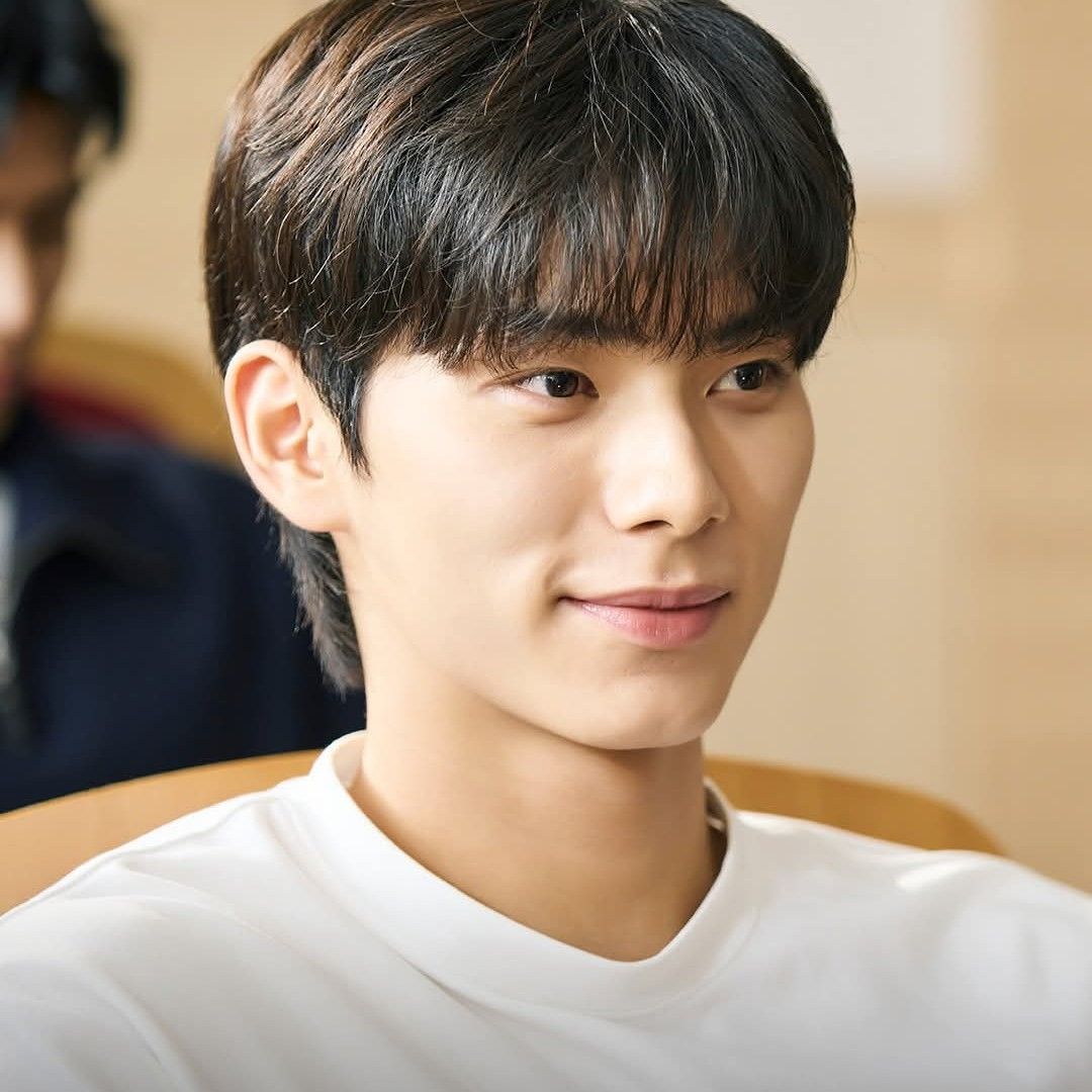 Behind-the-scenes cut of Lee Chaemin