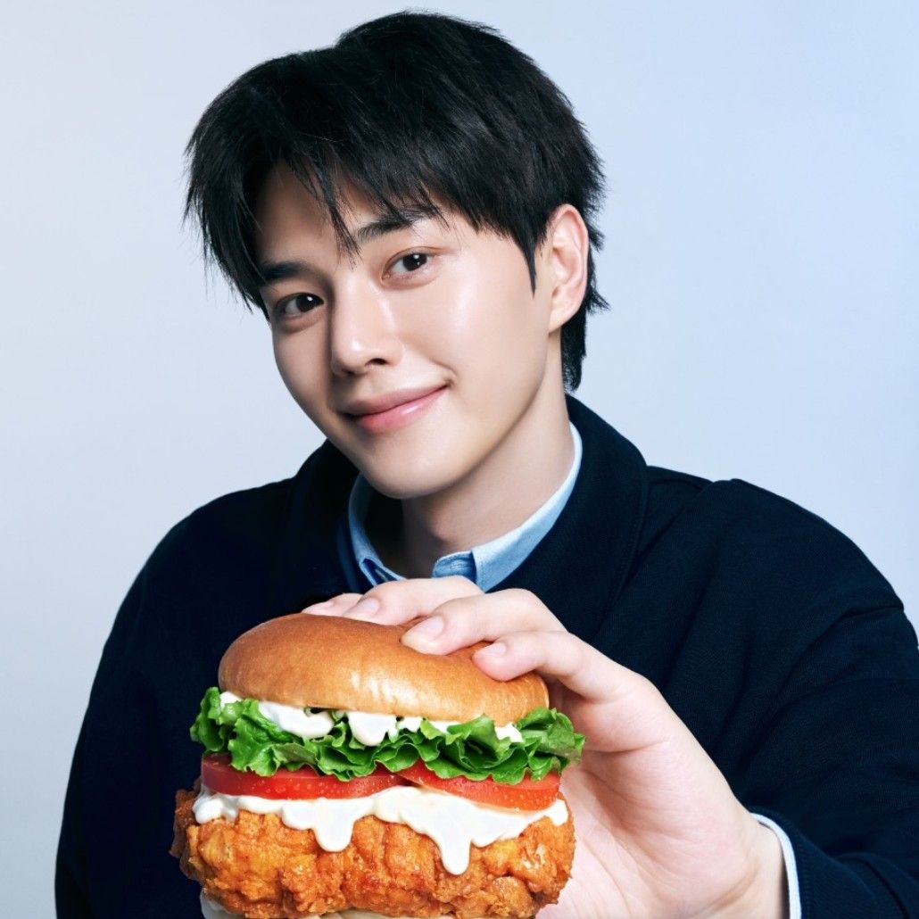 A moment captured by a fan of Song Kang