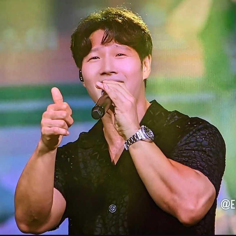 キム・ジョングクの最近の活動ショット