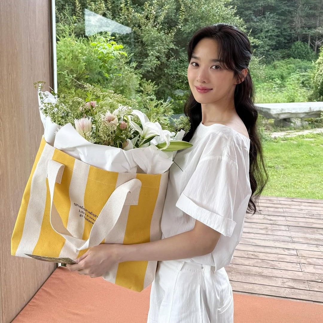 Behind-the-scenes cut of Lee Chungah