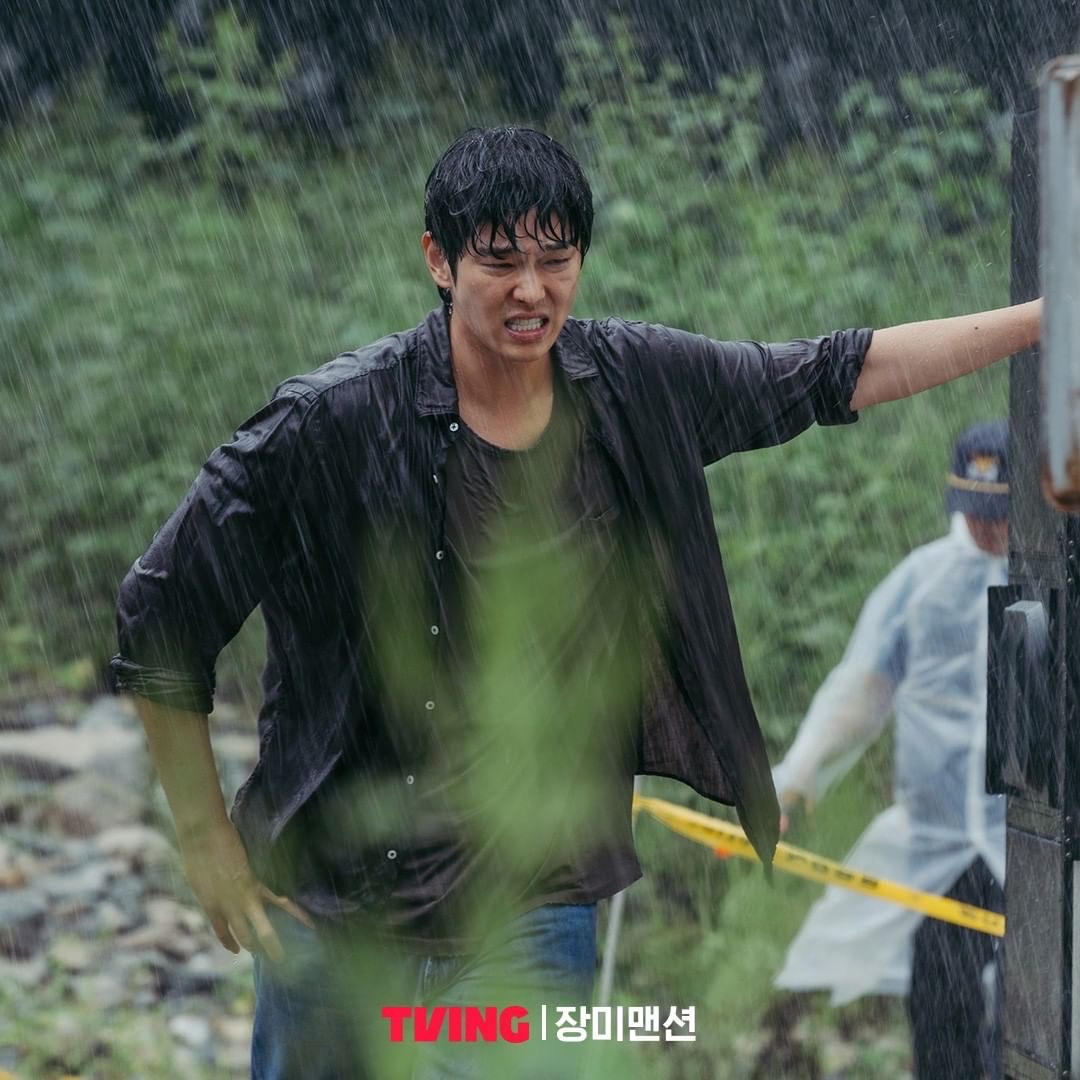 A moment captured by a fan of Yoon Kyunsang