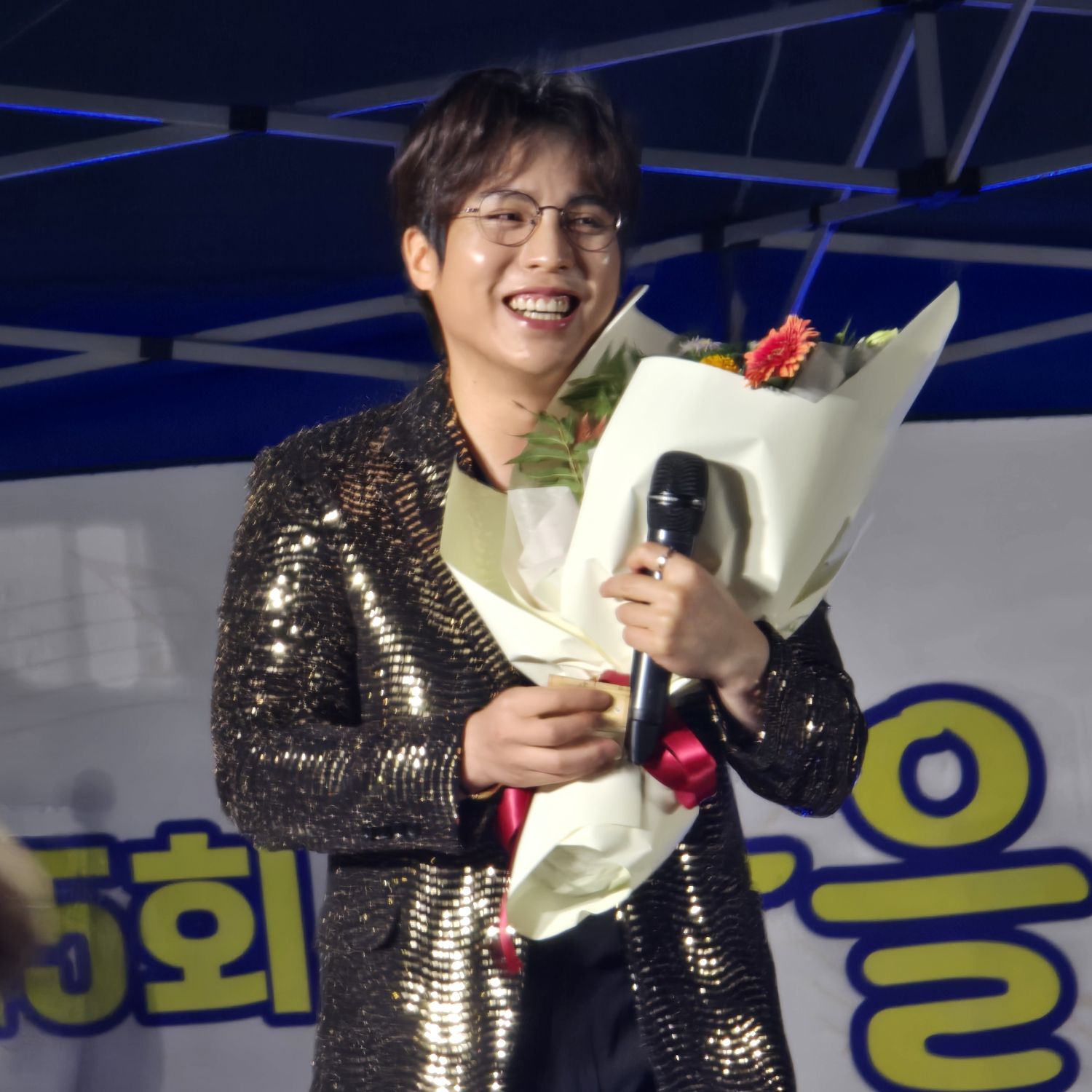 A moment captured by a fan of Mooryong