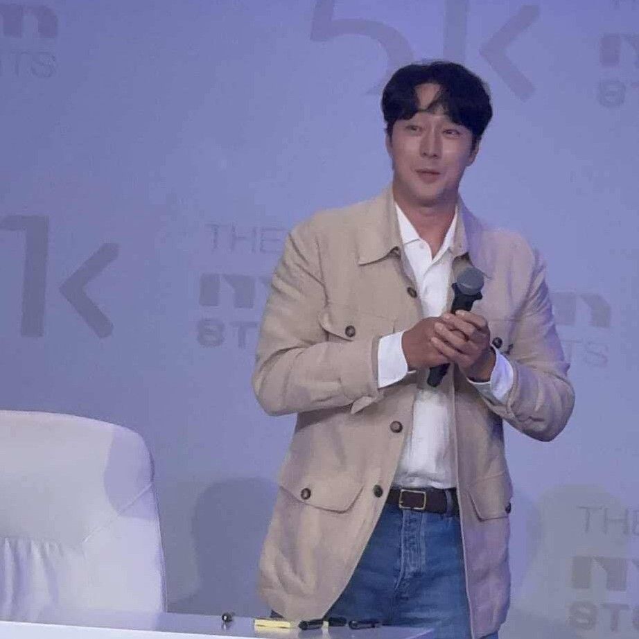Behind-the-scenes cut of So Jisub
