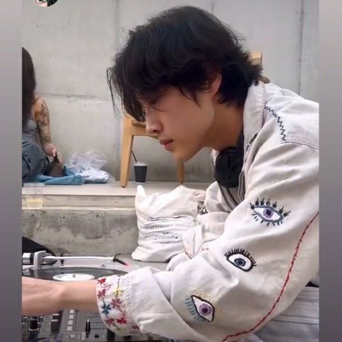 A moment captured by a fan of Lee Jongwon
