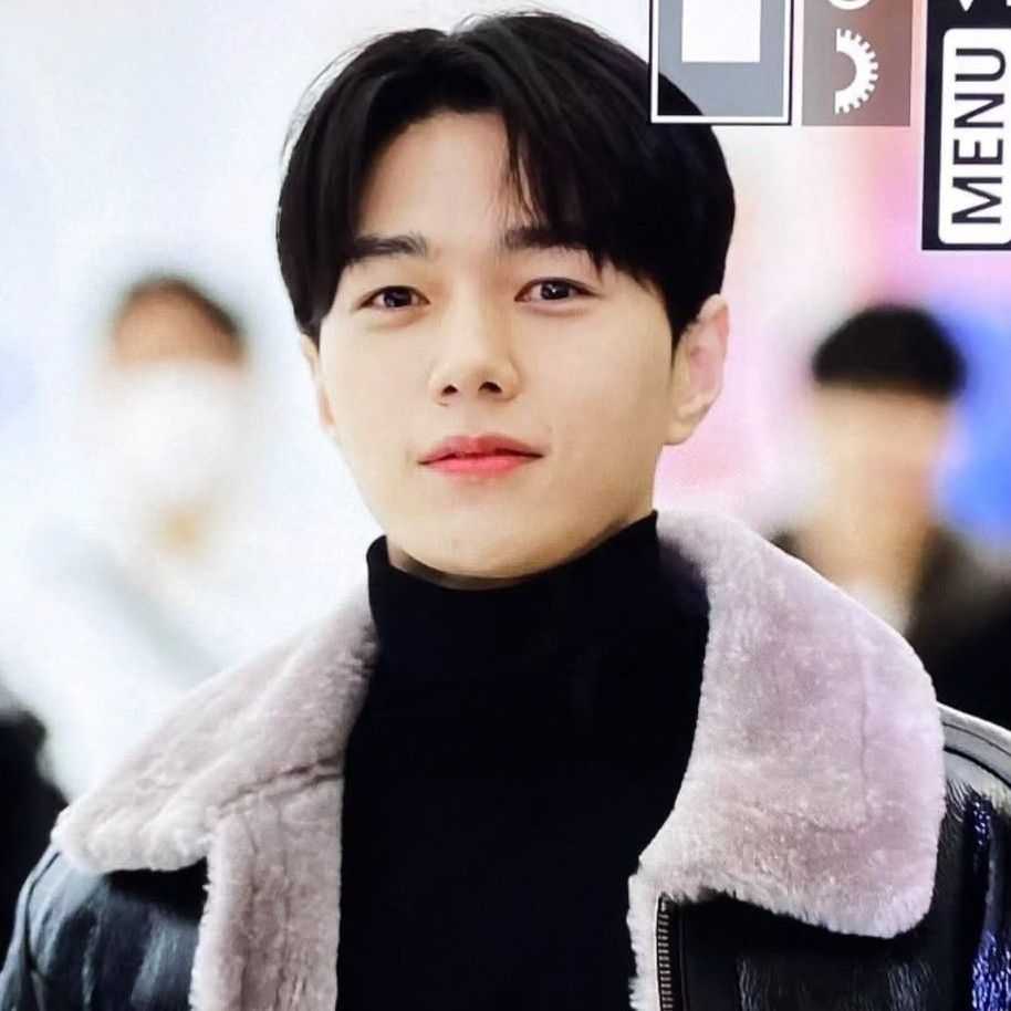 Behind-the-scenes cut of Kim Myungsoo (L)