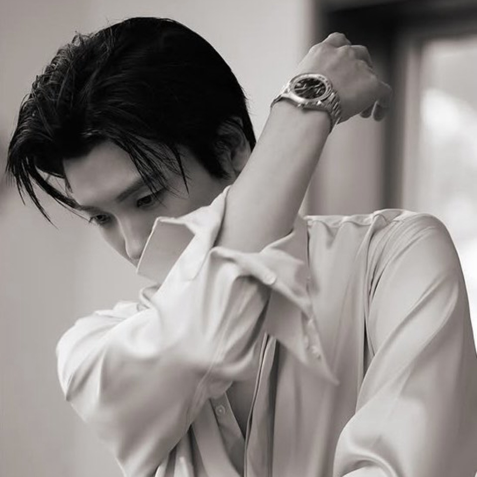 A moment captured by a fan of Park Hyungsik