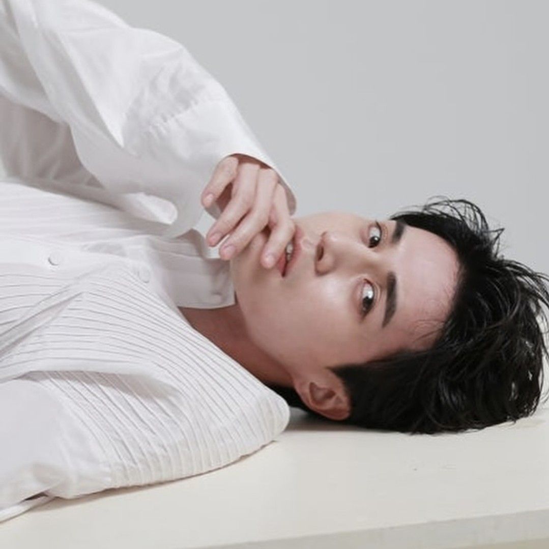 Behind-the-scenes cut of Lee Dongwook