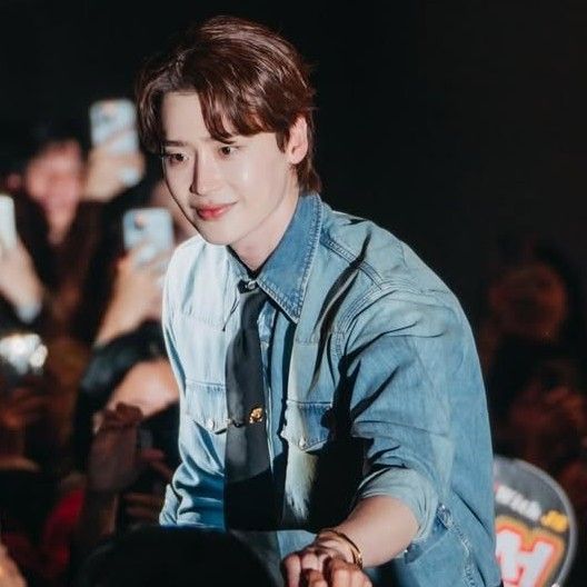 A moment captured by a fan of Lee Jongsuk