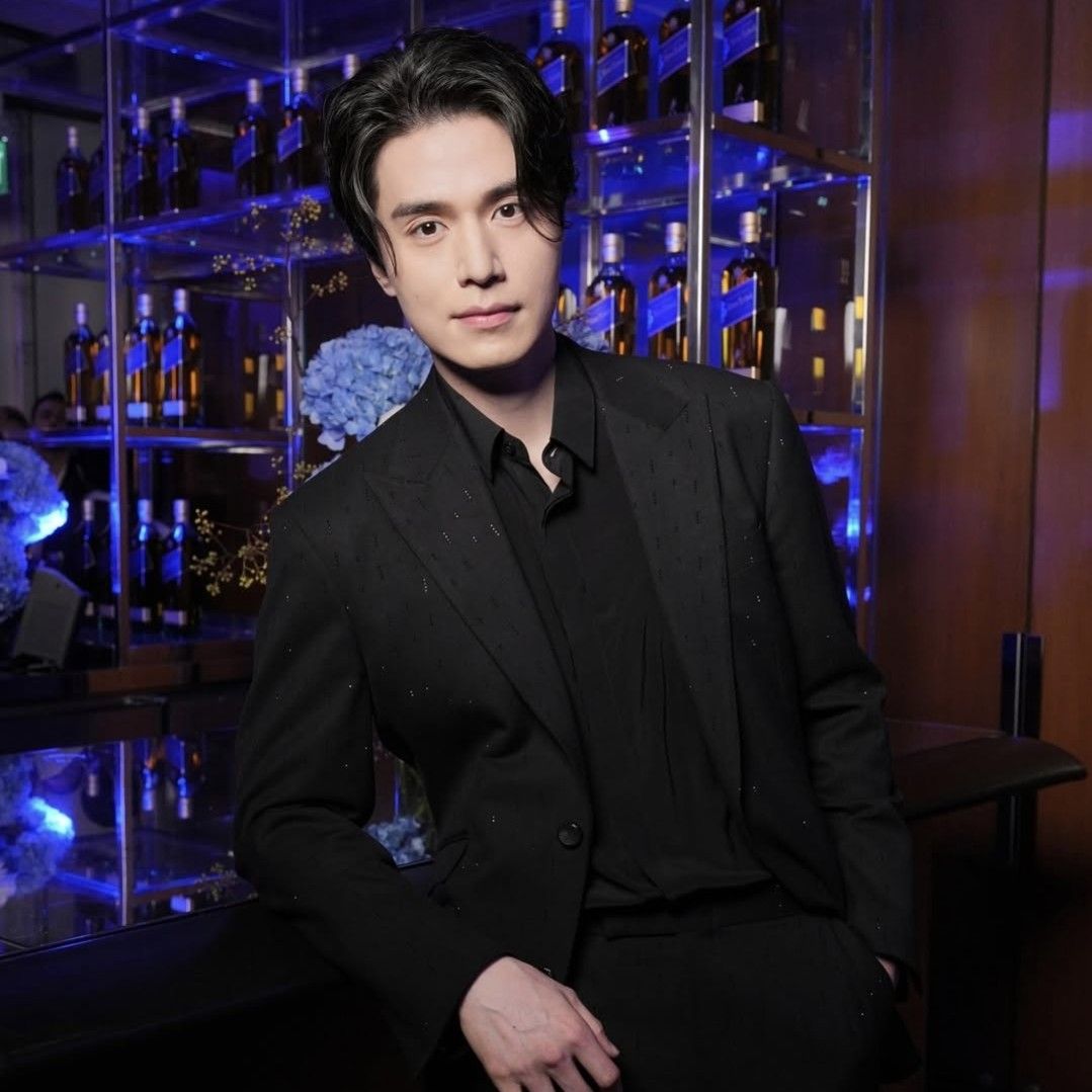 A moment captured by a fan of Lee Dongwook