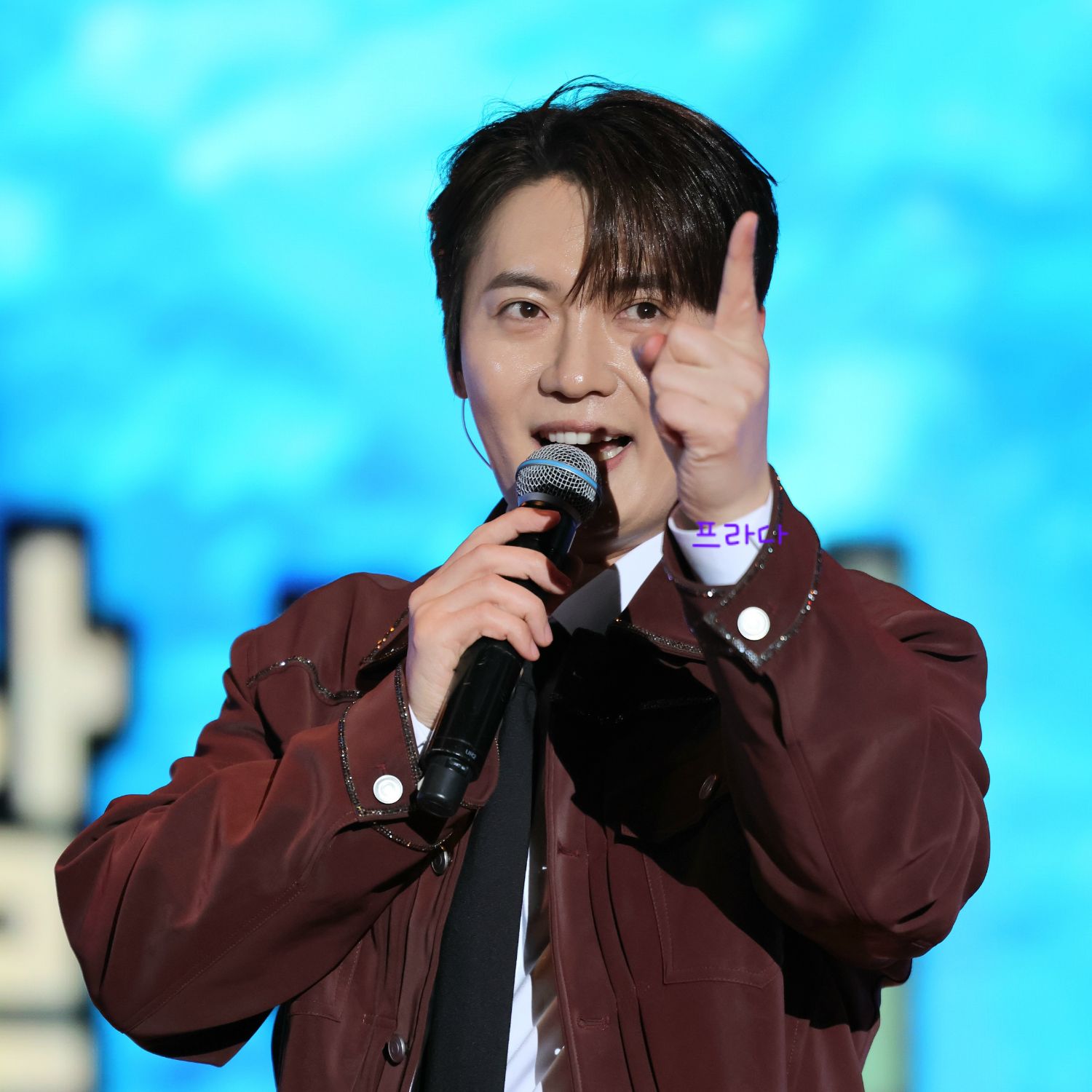 A moment captured by a fan of Son Binah