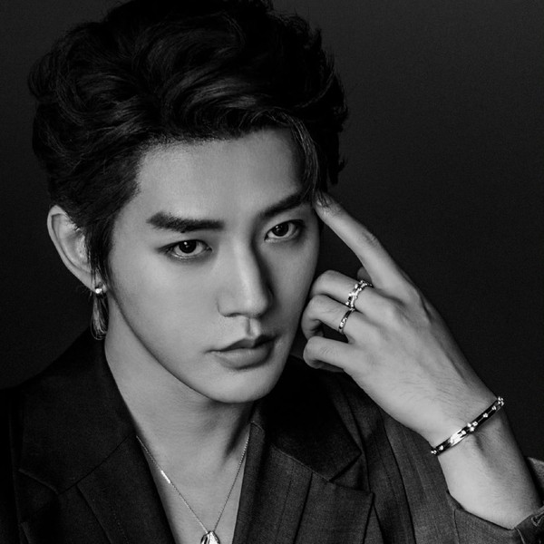 Foto profil terbaik Deng Wei hari ini di Choeaedol Celeb