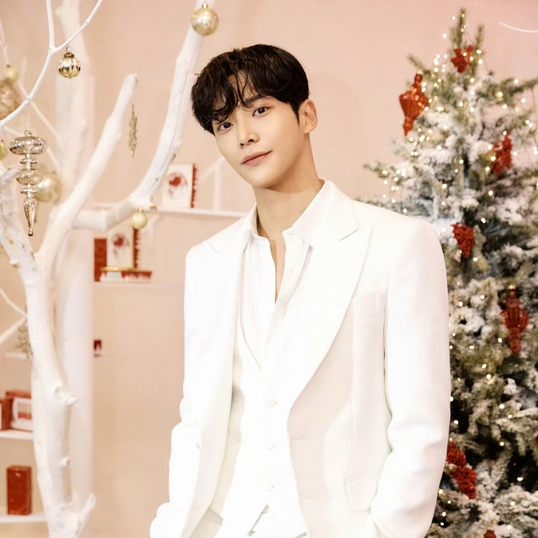 A moment captured by a fan of Rowoon