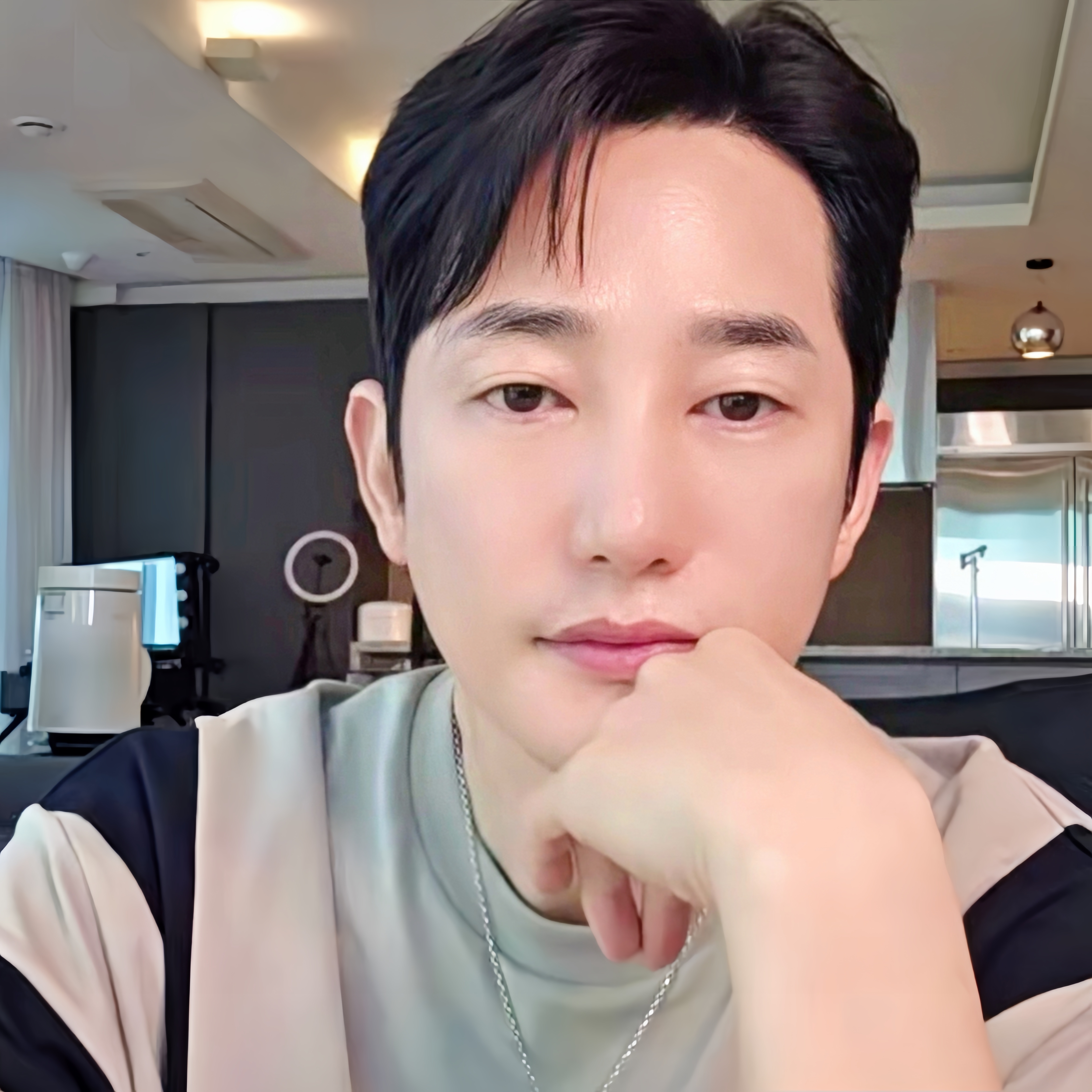 Behind-the-scenes cut of Park Sihoo
