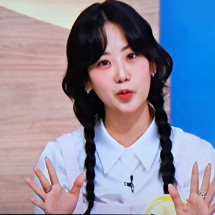 Behind-the-scenes cut of Kang Hyeyeon