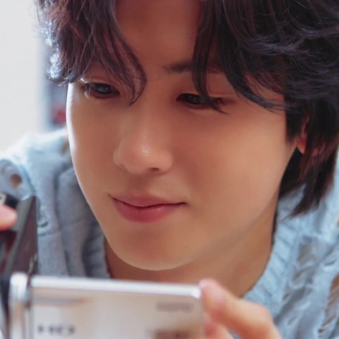 A moment captured by a fan of Park Hyungsik