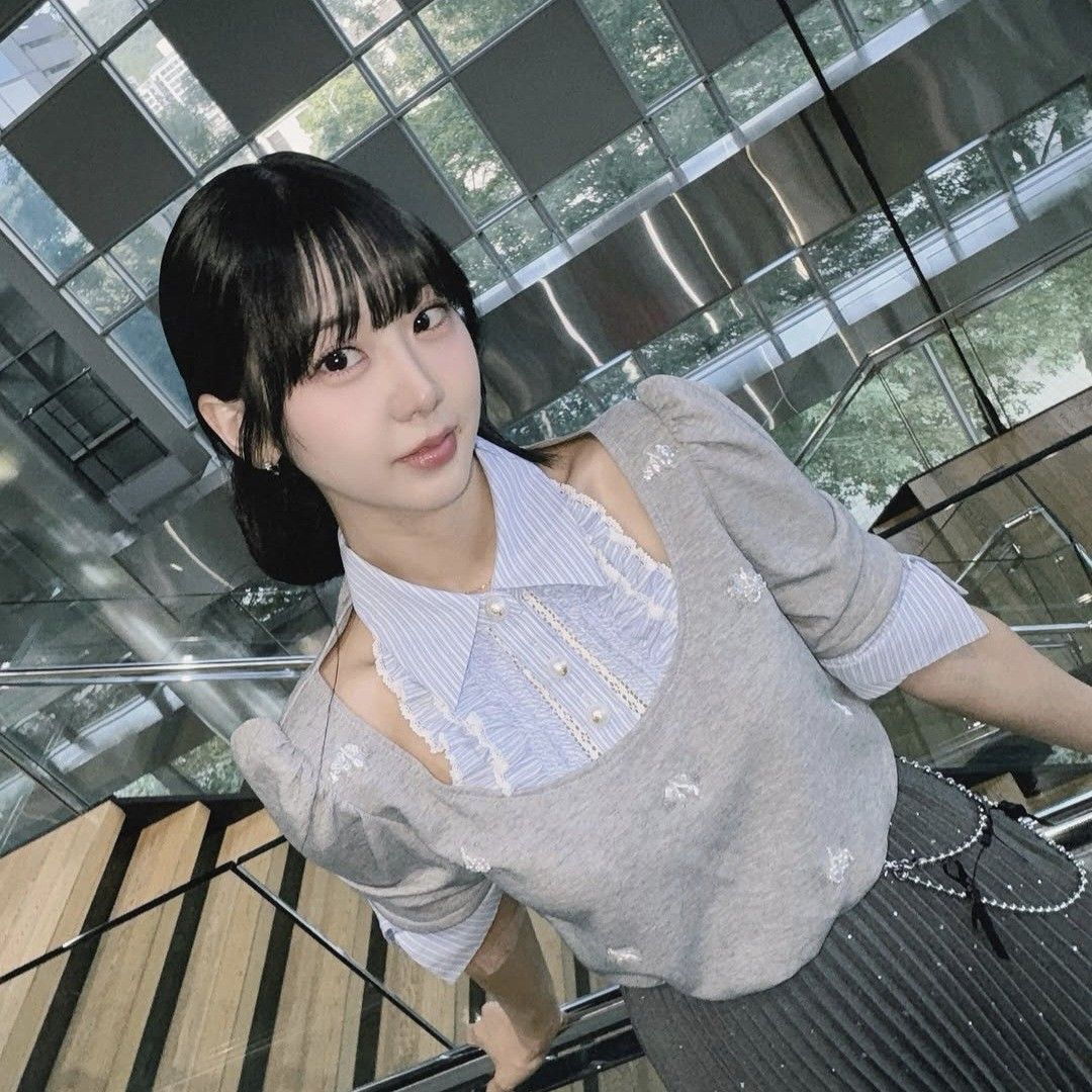 Behind-the-scenes cut of Kang Hyeyeon