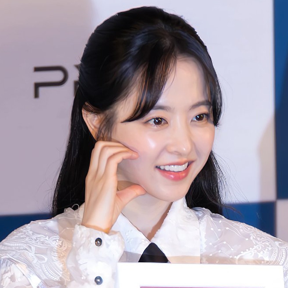Behind-the-scenes cut of Park Boyoung