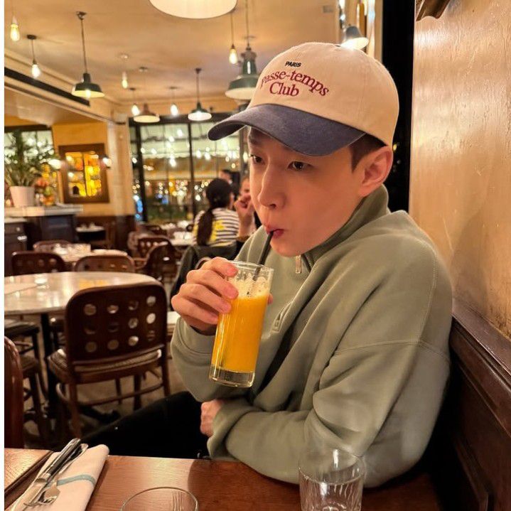 A moment captured by a fan of Henry