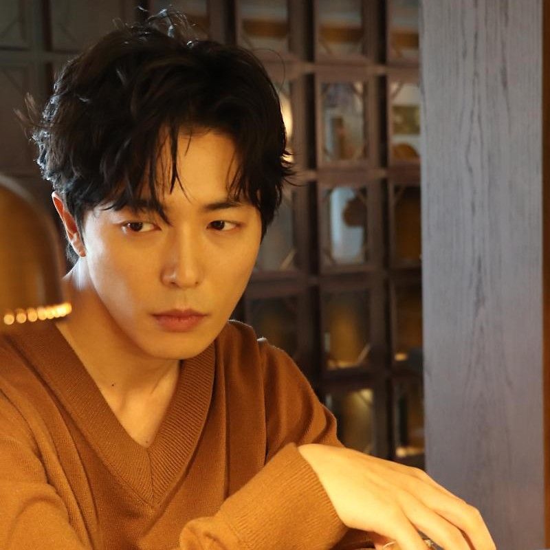 Behind-the-scenes cut of Kim Jaewook