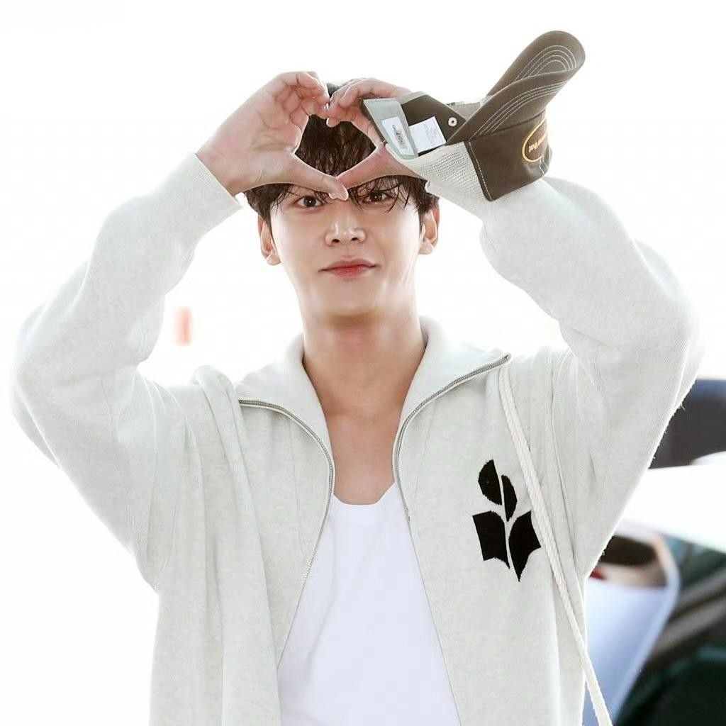 Behind-the-scenes cut of Rowoon