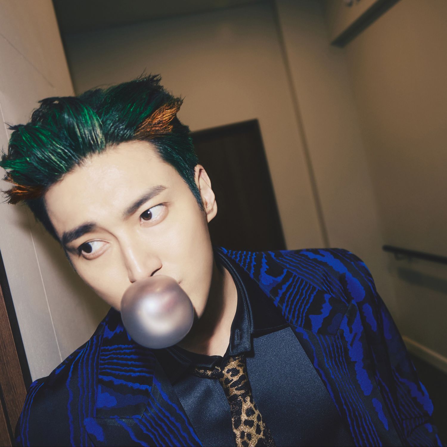 Behind-the-scenes cut of Choi Siwon