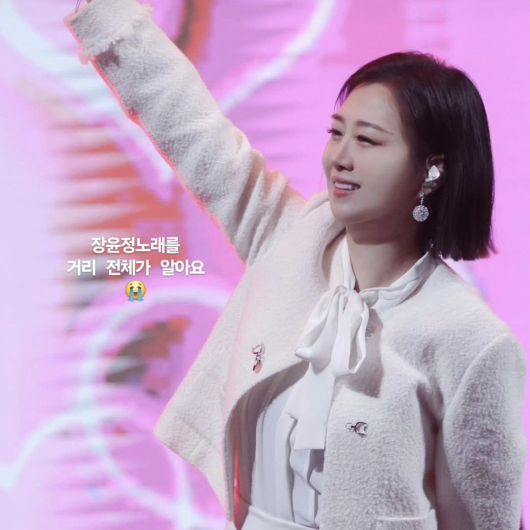 A moment captured by a fan of Jang Yoonjeong