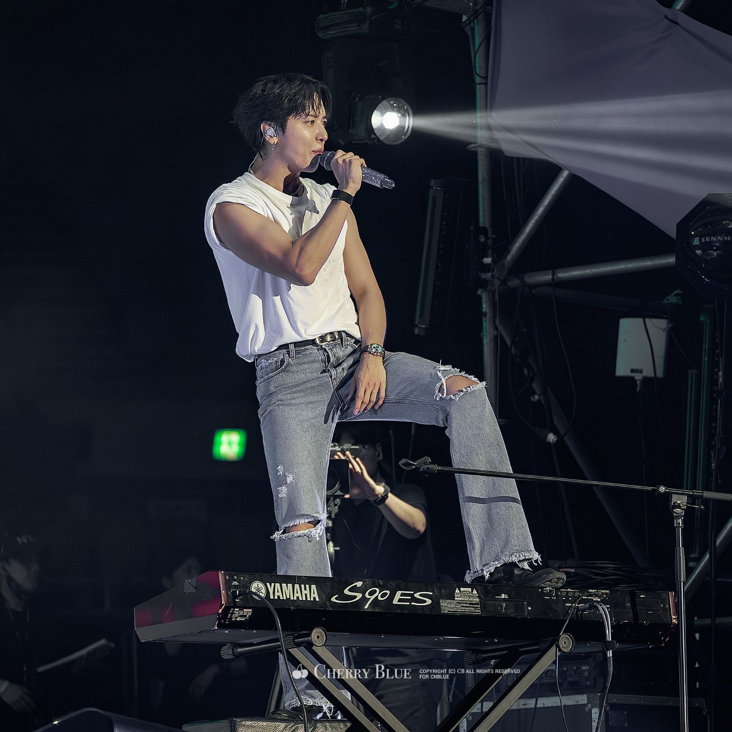 Behind-the-scenes cut of Jung Yonghwa
