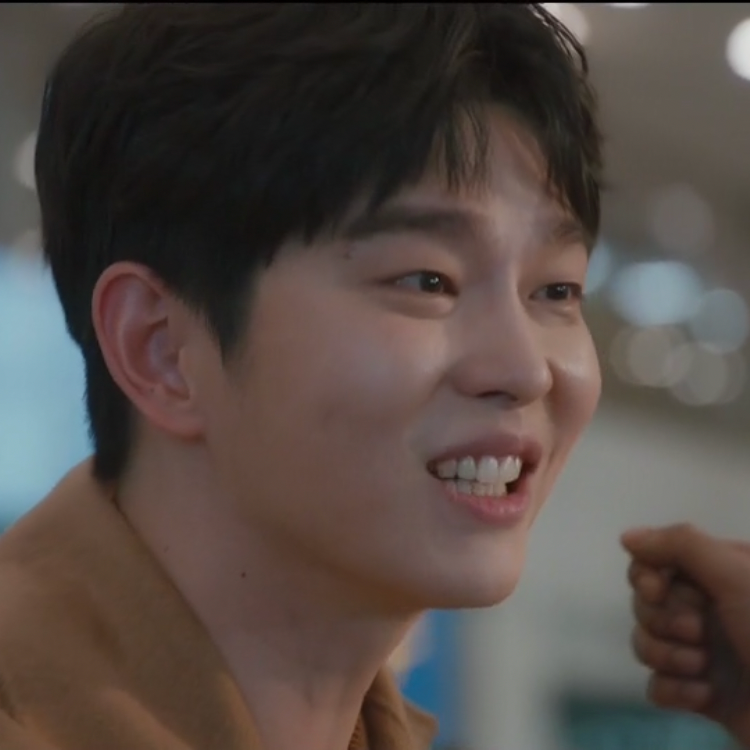 A moment captured by a fan of Yoon Kyunsang
