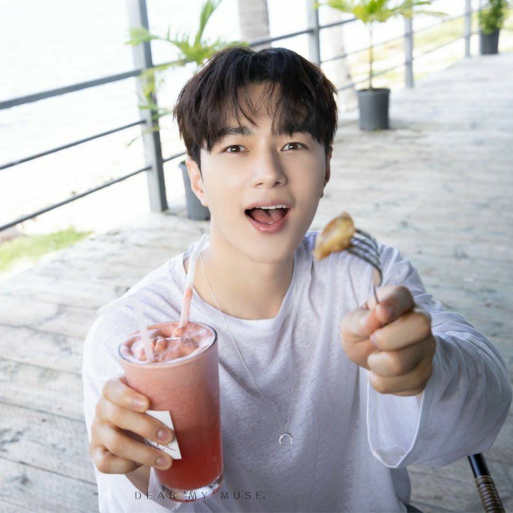 A moment captured by a fan of Kim Myungsoo (L)