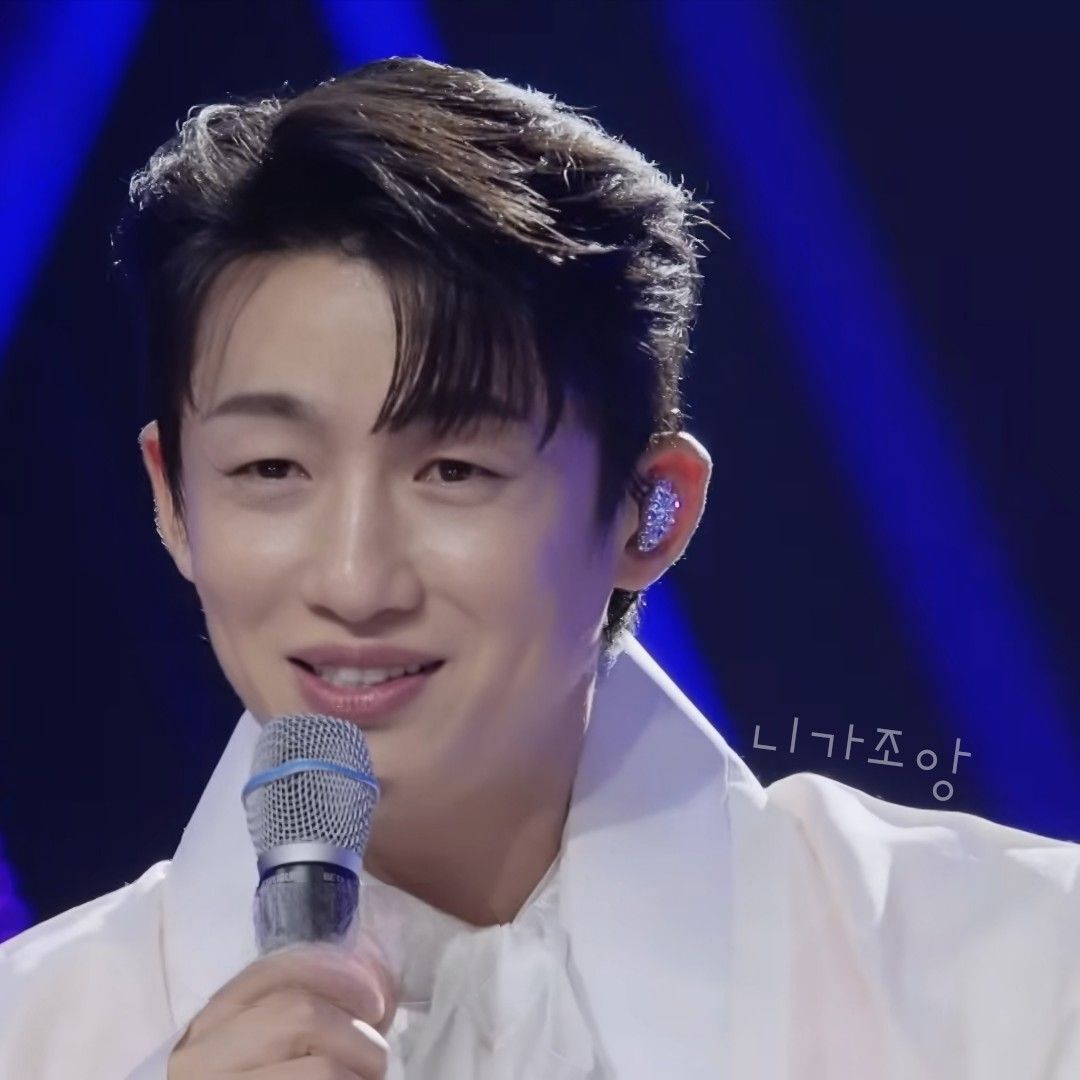 A moment captured by a fan of Shin Seungtae