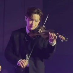 A moment captured by a fan of Henry