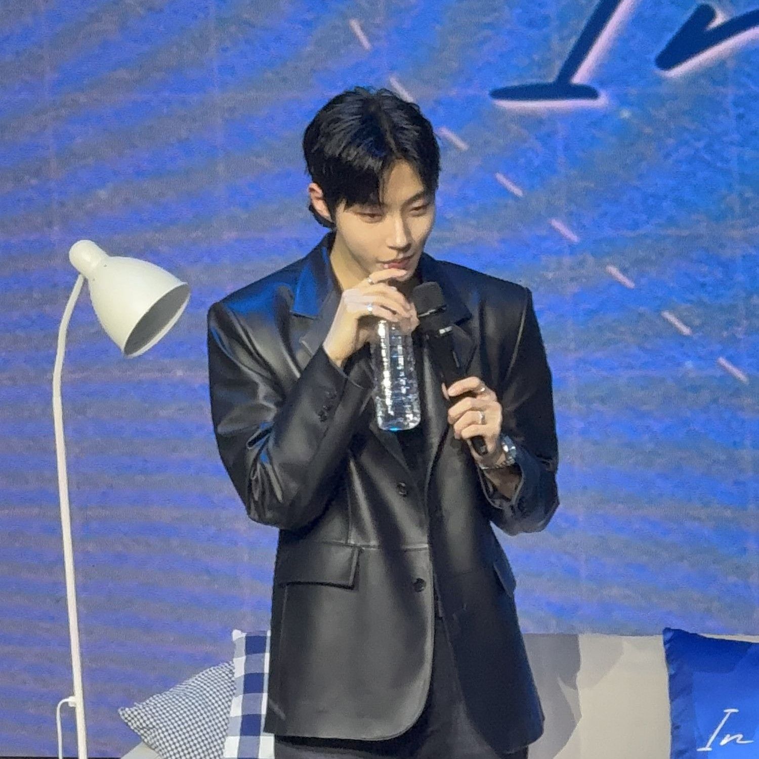 A moment captured by a fan of Hwang Inyoup