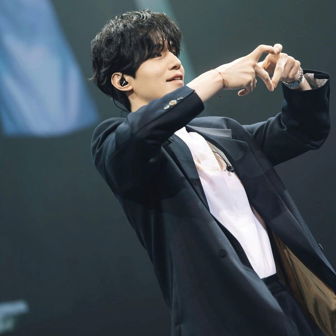 Behind-the-scenes cut of Lee Dongwook