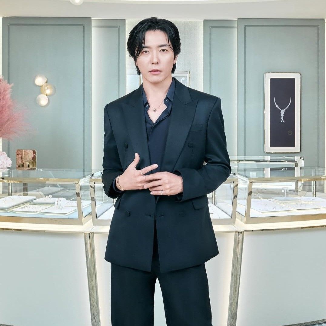Behind-the-scenes cut of Kim Jaewook