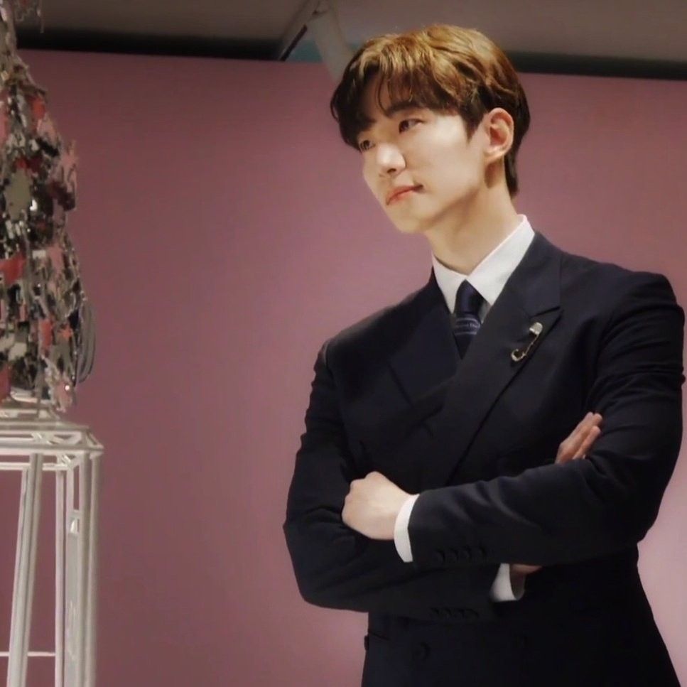 Behind-the-scenes cut of Lee Junho