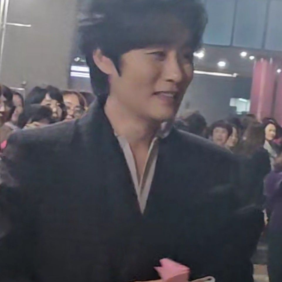 오늘 가장 핫한 셀럽 커뮤니티 피드