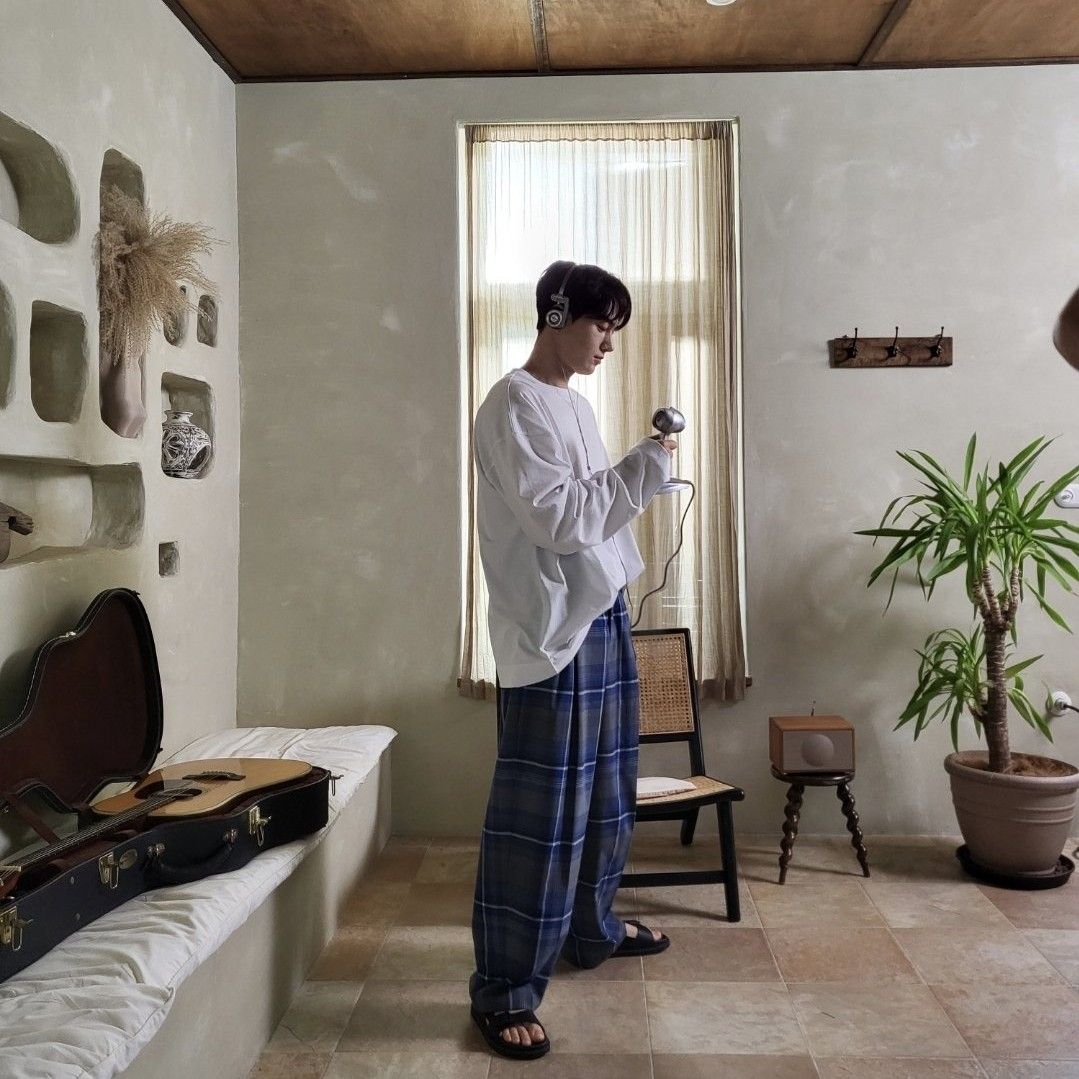 Recent activity shot of Kim Myungsoo (L)