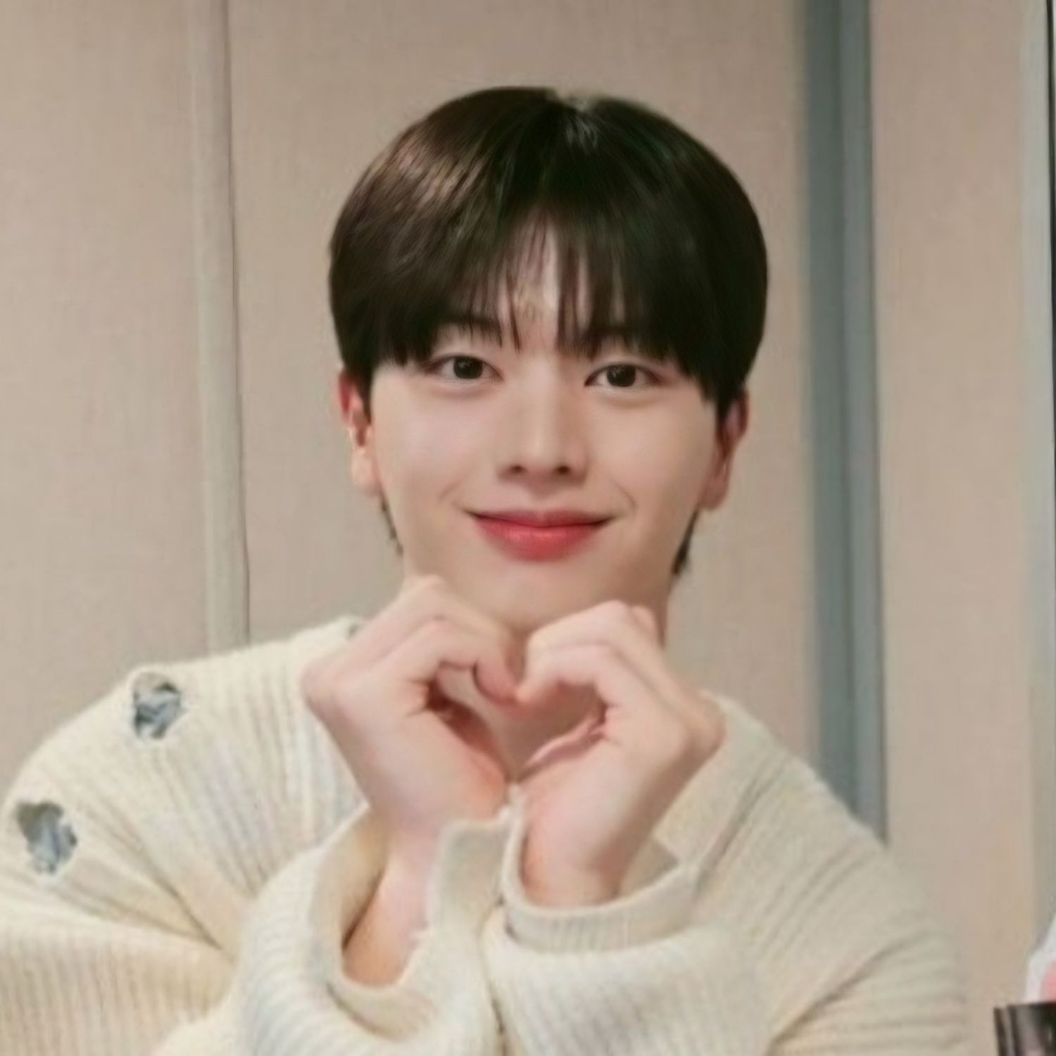 Behind-the-scenes cut of Yook Sungjae