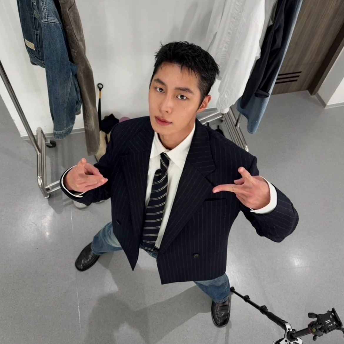 Behind-the-scenes cut of Lee Jaewook