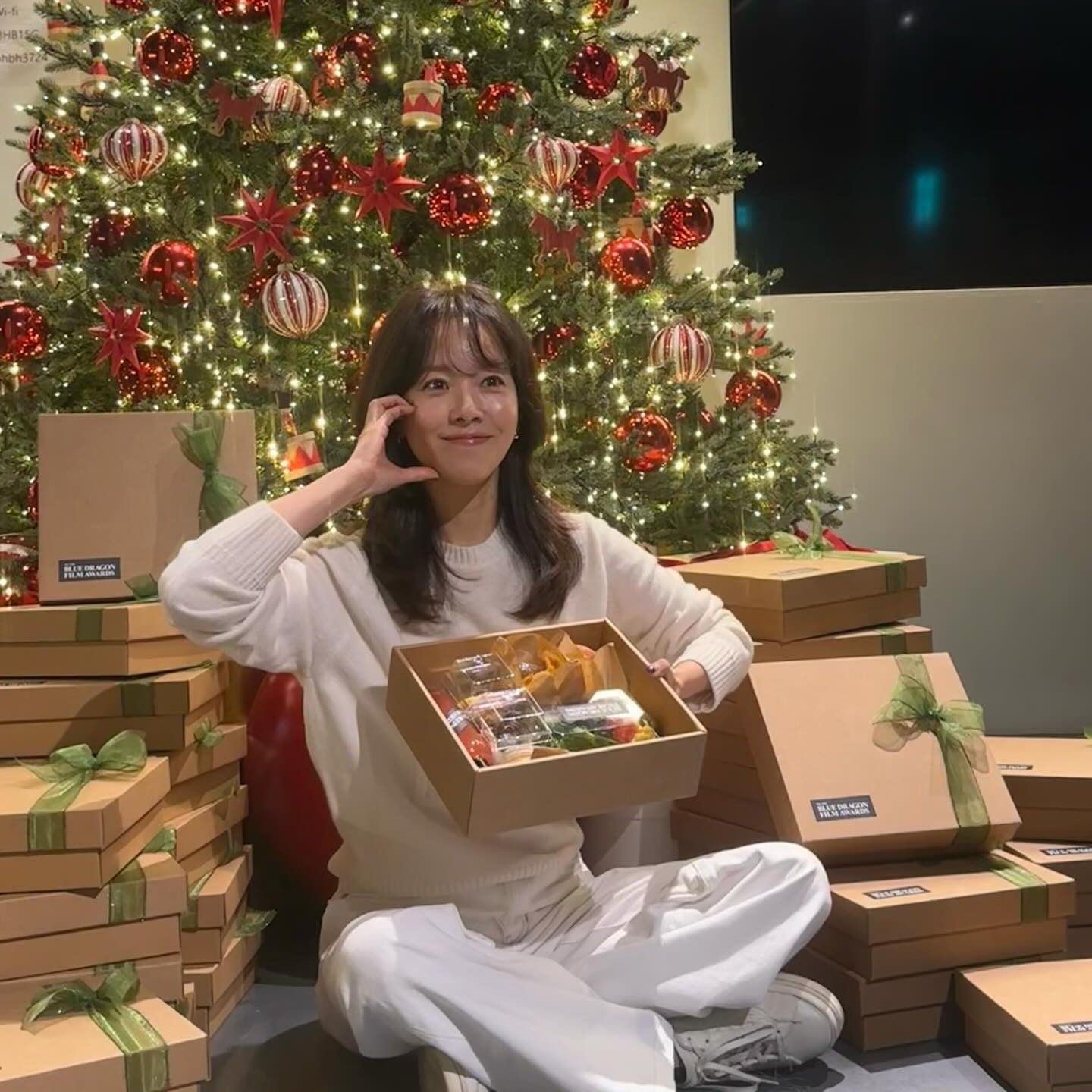 Behind-the-scenes cut of Han Jimin