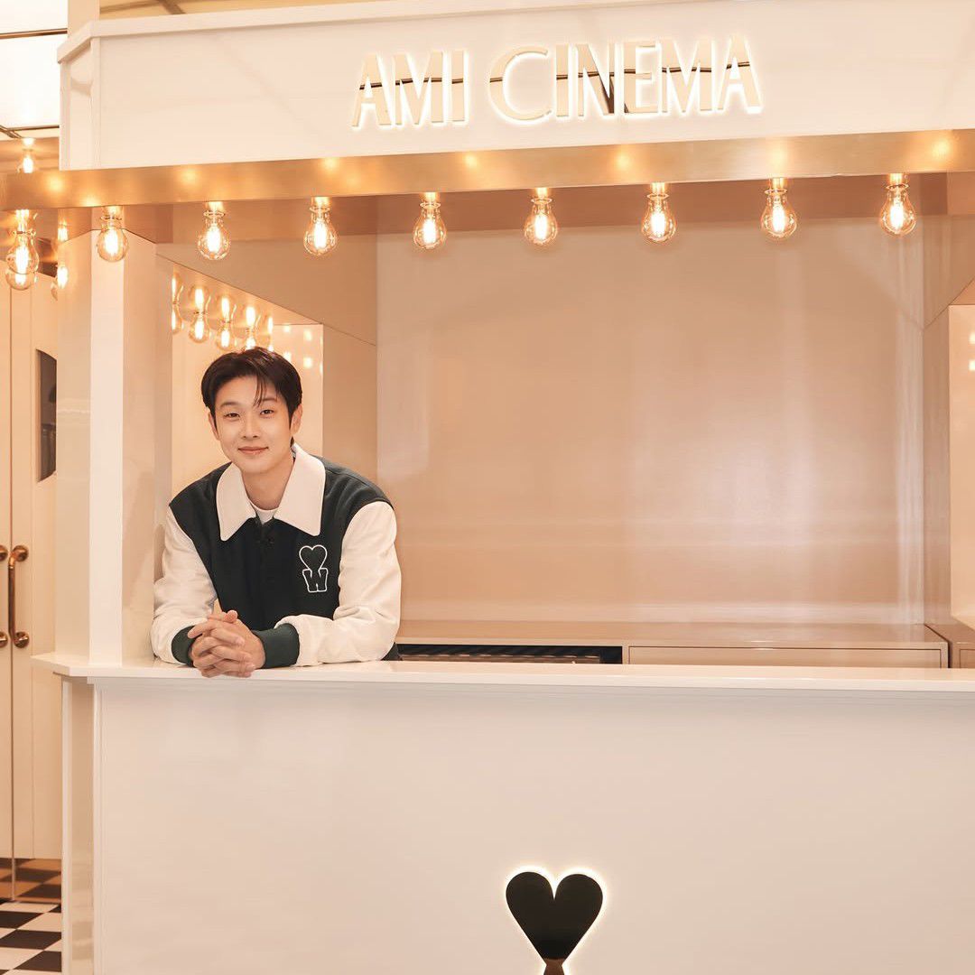A moment captured by a fan of Choi Wooshik