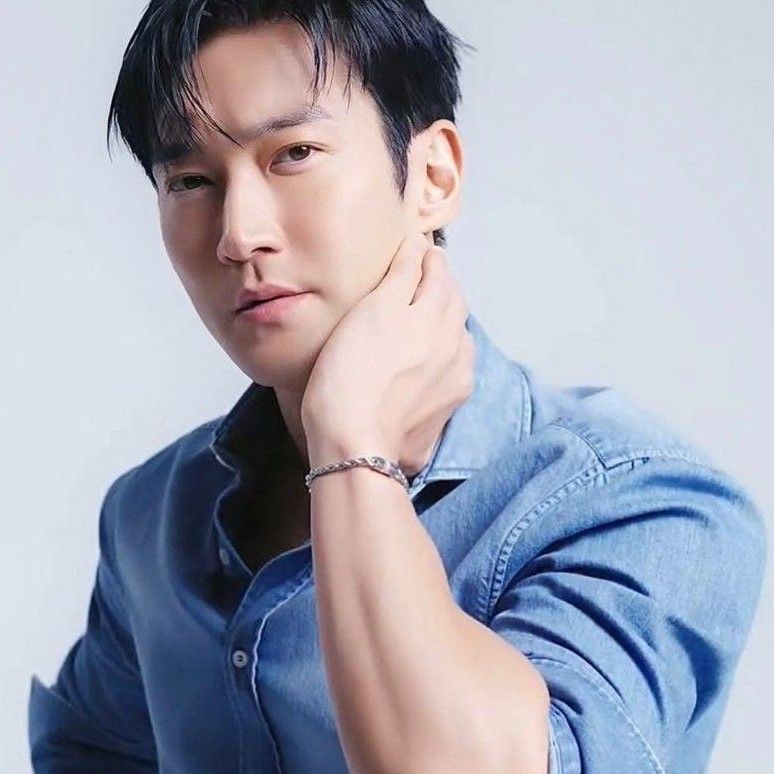 Recent activity shot of Choi Siwon