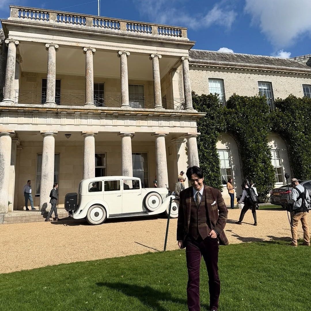 Behind-the-scenes cut of Lee Jinwook