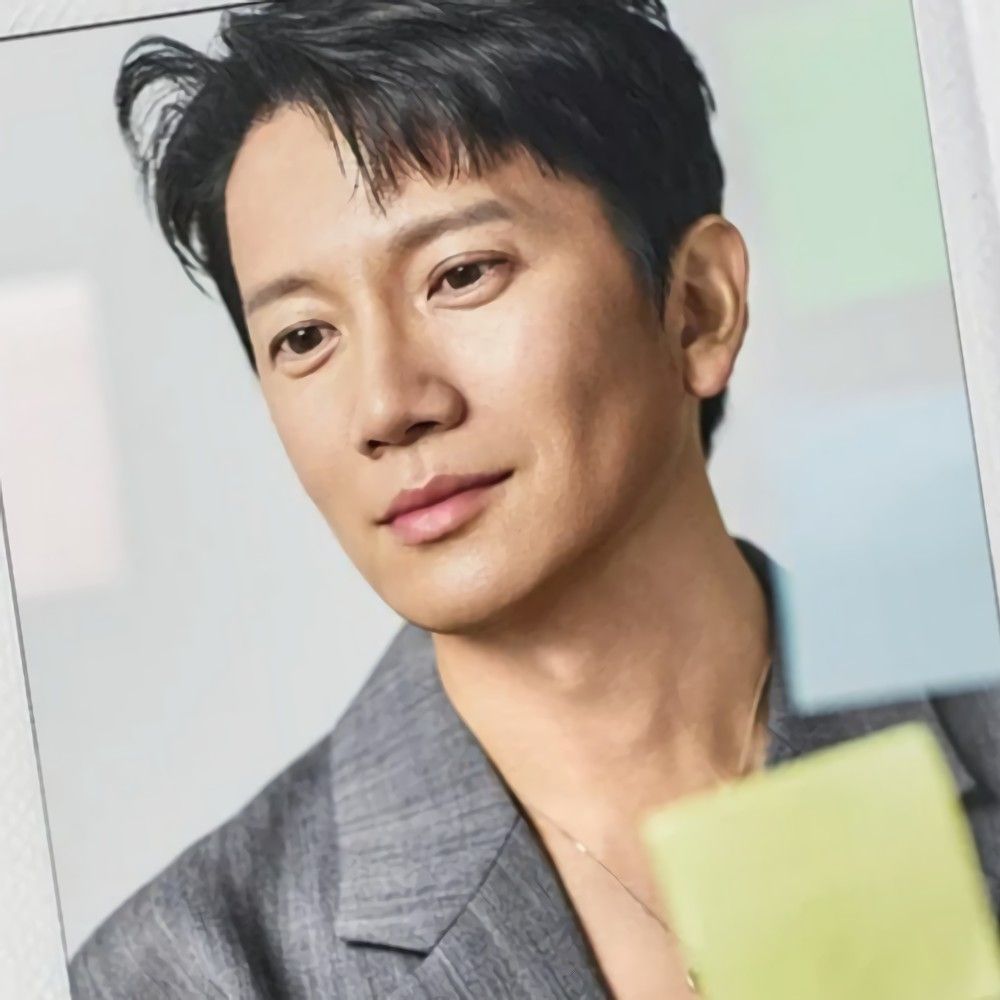 Behind-the-scenes cut of Ji Sung