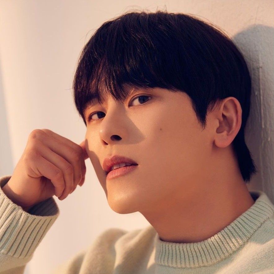 Behind-the-scenes cut of Hoya