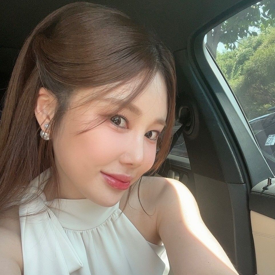 Behind-the-scenes cut of Kim Soyou