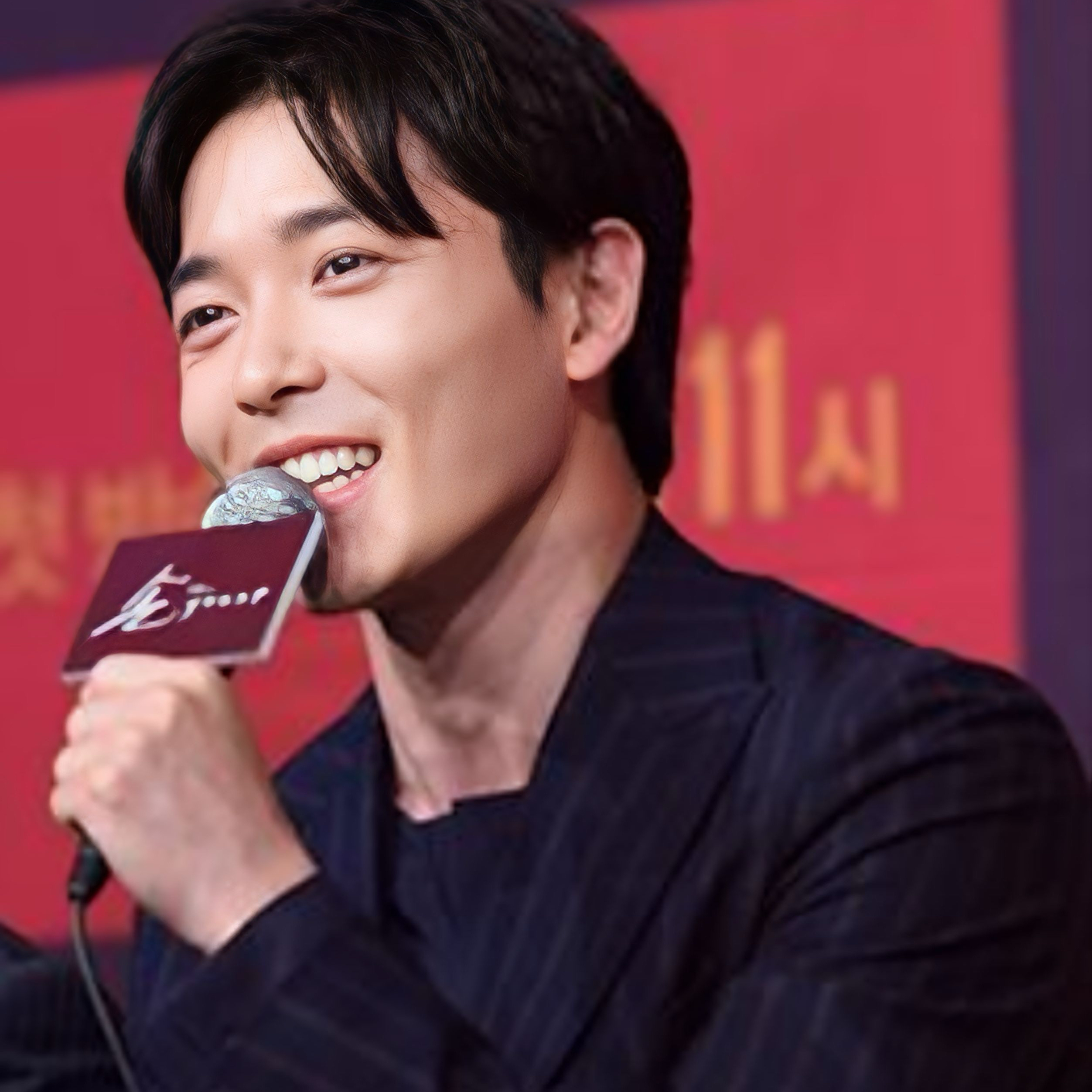 粉絲拍下的金材昱瞬間