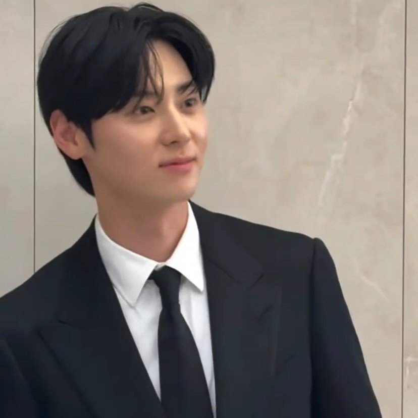 A moment captured by a fan of Hwang Minhyun