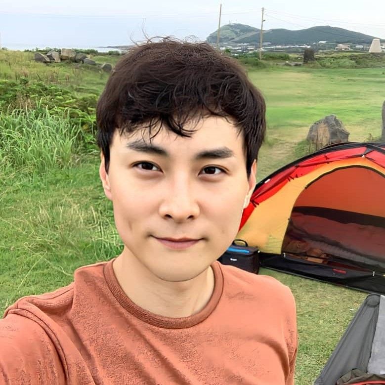 粉丝拍下的闵庚勋瞬间